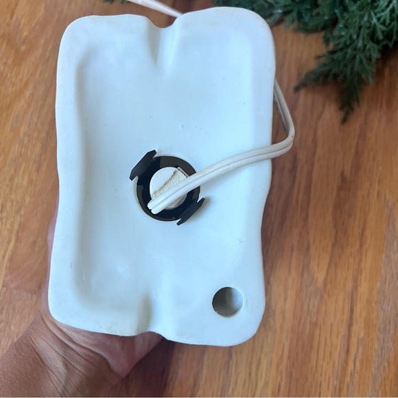 ✨ Vintage 1994 Avon “Reindeer Lodge” Light-Up Christmas Village House ✨ - Picture 5 of 6